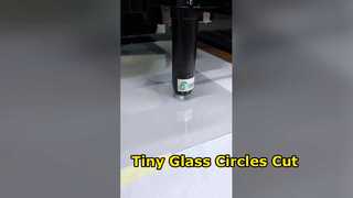Batchsnijden van kleine cirkels van 1 mm uit ultrahelder glas